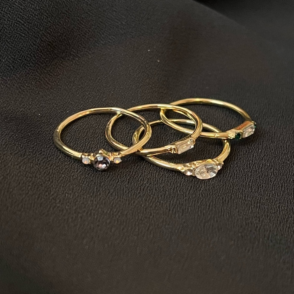 📌SOLD📌Dainty gold-tone ring set of 4 - Picture 4 of 4